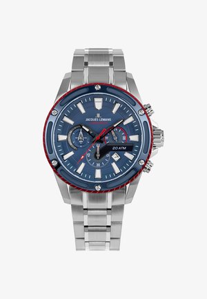 Nerūsējošā tērauda roku pulksteņi ar zilu ciparnīcu, sarkanu rāmīti un sudraba akcentiem. Iekļauj hronogrāfa sekundāro ciparnīcu un ūdensizturību līdz 20 ATM.