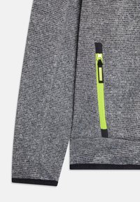 Giacca a maglia grigia con maniche lunghe, dotata di una tasca con zip in vivace verde lime e dettagli neri sui polsini e sull'orlo.