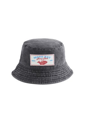Donkere grijze bucket hat met gestikte rand, voorzien van een rechthoekige patch met een rode vis en blauwe en rode tekst waarop "MOTO BAY Sunny Beach" staat.