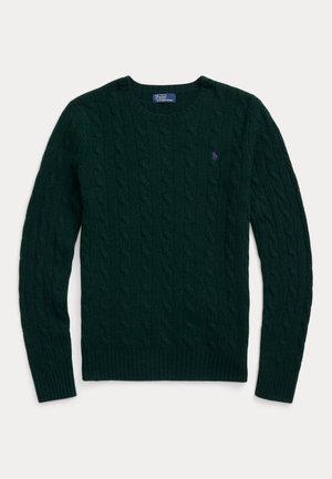 Dunkelgrüner, kabelgestrickter Wollpullover mit langen Ärmeln, gerippten Bündchen und Saum, mit kleinem lila Polo Ralph Lauren Logo auf der Brust.