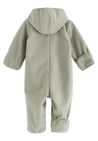 Lichtgroene fleece onesie met een capuchon, lange mouwen en opgerolde manchetten; heeft een soepele textuur en een gesloten voetontwerp.