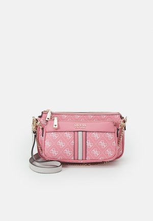 Bolso bandolera rosa Guess con patrón de logo blanco, dos bolsillos frontales con cremallera, rayas grises y rosas, correa de cadena dorada y correa para el hombro de cuero gris.