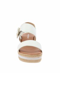 Sandali piattaforma bianchi con due ampie cinghie, una fibbia decorativa e una suola in juta intrecciata. La soletta è marrone e liscia.
