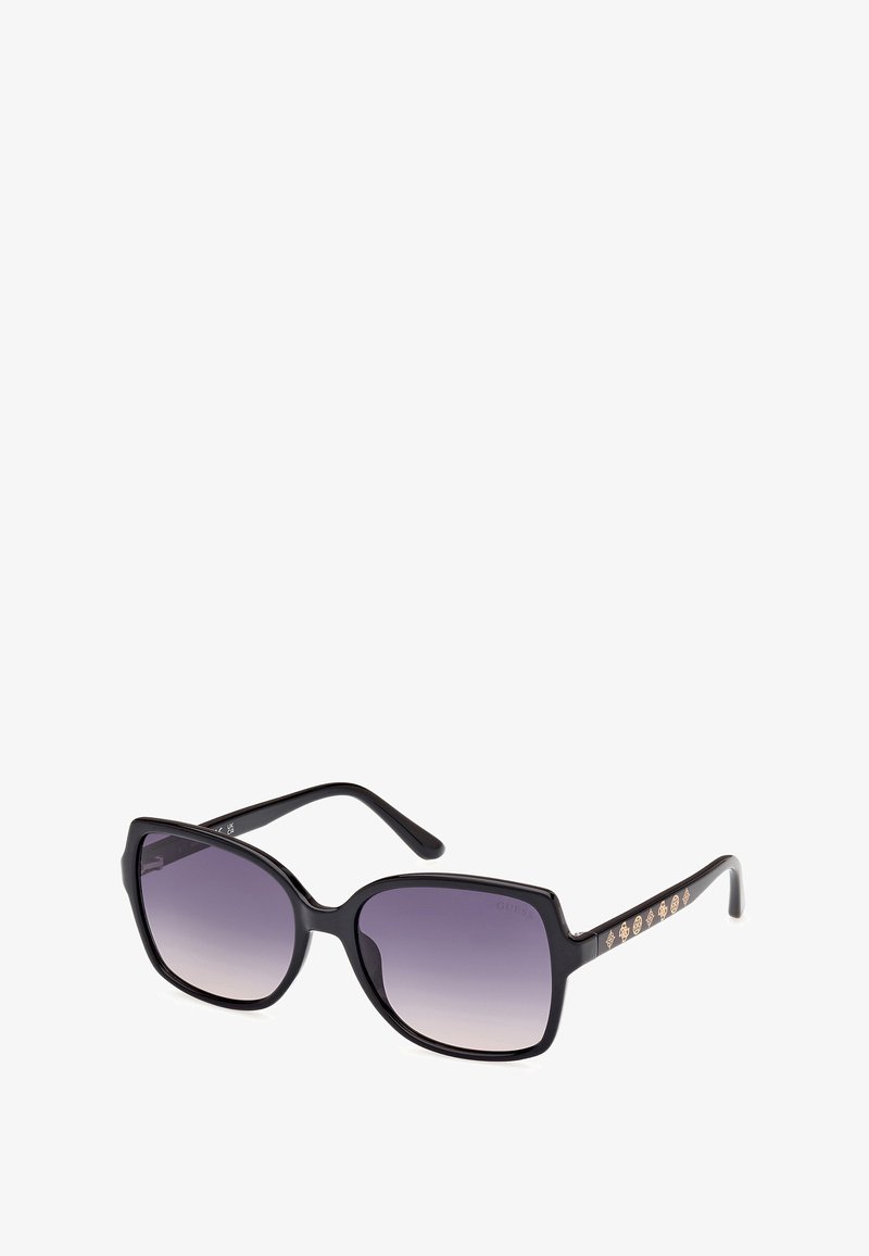 Gafas de sol negras con montura cuadrada sobredimensionada, lentes morados en degradé y detalles en tono dorado a lo largo de las patillas.