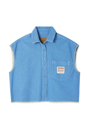 Ärmelloses hellblaues Denimhemd mit Knopfleiste vorne, überschnittenem Kragen, Brusttasche mit rotem und schwarzem AMVDENIM-Textetikett und rohen Saumkanten.