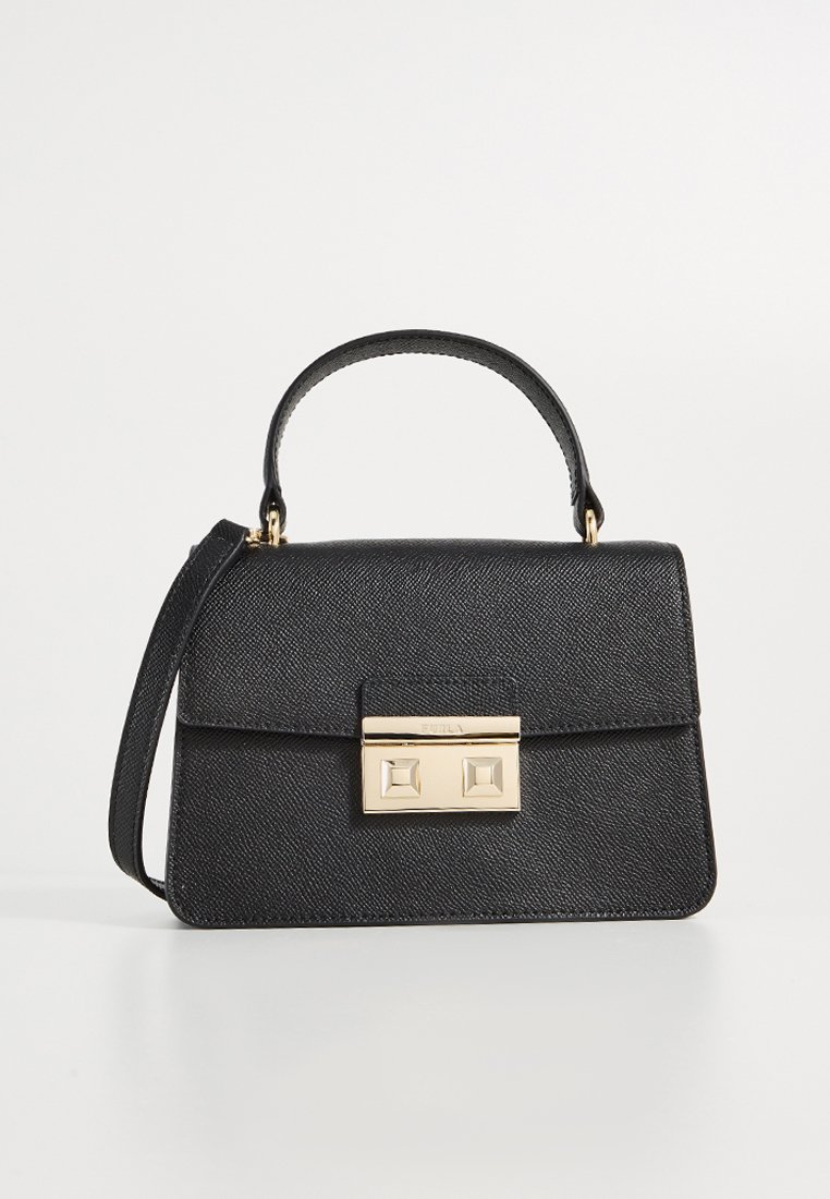 Schwarze strukturierte Handtasche aus strukturiertem synthetischem Material, mit einem oberen Griff, verstellbarem Schultergurt und Details aus goldfarbenem Metall.