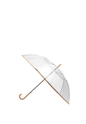 Przezroczysty parasol kopułowy z drewnianą rączką i krawędzią, czarnym metalowym trzonkiem i widocznymi żebrami.