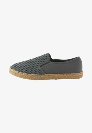 Scarpa grigia slip-on con tomaia in rete e pannelli laterali solidi. Presenta una suola in corda di juta con una finitura testurizzata. Design leggero e traspirante.