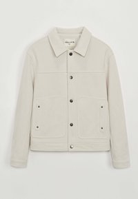 Veste en velours côtelé gris clair avec un col, deux poches avant et des boutons pression noirs. Présente un tissu texturé avec des côtes verticales.