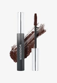 Brun mascara i en elegant silver- och svart tub. Utrustad med en applikatorborste med jämnt fördelade borst, bredvid en smuts av brunt produkt.
