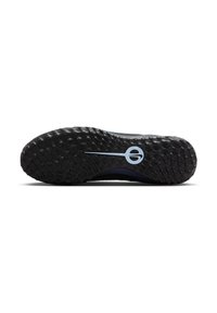 Talpă de pantof din cauciuc negru, cu un model texturat pentru aderență și un logo de culoare albastru deschis. Forma este ergonomic, cu un călcâi rotunjit și un vârf îngust.