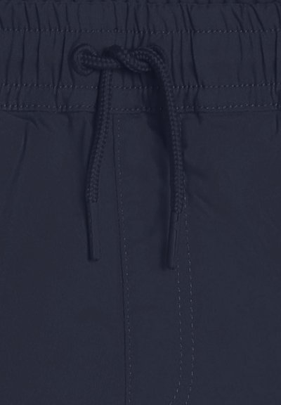 Costumi da bagno navy con vita elastica e cordino, texture liscia e dettagli di cucitura a contrasto.