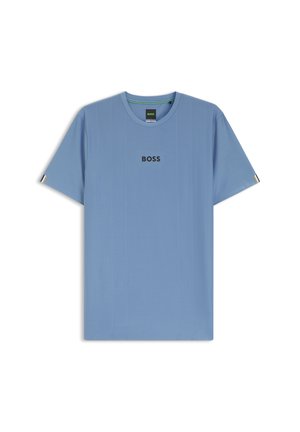 Ανοιχτό μπλε κοντομάνικο T-shirt με στρογγυλή λαιμόκοψη, με το κείμενο "BOSS" στο κέντρο του στήθους και μικρή λεπτομέρεια λογοτύπου σε κάθε μανσέτα.
