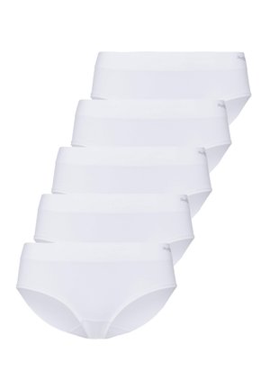 Fünf ordentlich gestapelte, schlichte weiße Damenunterhosen mit einem glatten Bund und einem kleinen Markenlogo an der Seite.