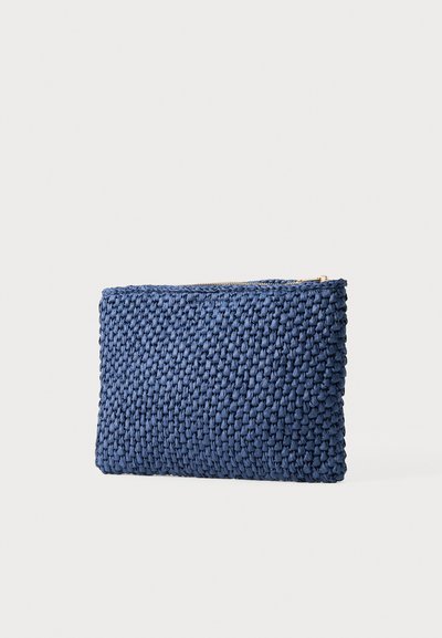 Τσάντα clutch υφαντή σε ναυτικό μπλε με κλείσιμο με φερμουάρ, εμφανίζεται σε λευκό απλό φόντο.