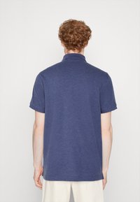 Marineblå polo skjorte, kort ermer, myk tekstur, klassisk krage, rett snitt, med subtil heathered mønster på stoffet.