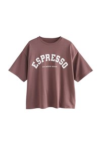Hnedé bavlnené tričko s krátkymi rukávmi, s veľkým bielym nápisom „ESPRESSO“ a „SIP SAVOR REPEAT“ v zakrivenom, tučnom písme.
