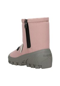 Stivaletto rosa in tessuto con cerniera laterale, suola in gomma grigia e dettagli neri. Superficie liscia con design minimalista e dettaglio del logo.