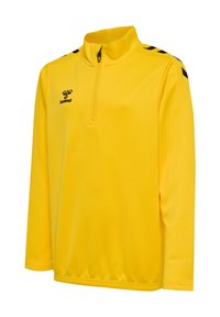 Gele sportpullover met lange mouwen en kwart rits, zwart Hummel-logo op de borst en zwarte chevrons op de schouders.