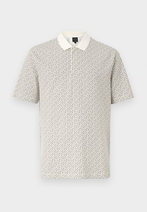 Witte korte mouw herenpolo met klein zwart geometrisch patroon en effen witte kraag, getoond op een effen achtergrond.