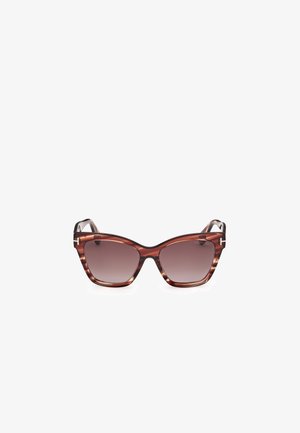Ochelari de soare tip cat-eye cu o ramă din fâșii de țestoasă, lentile degradate de culoare brună și accente din metal argintiu. Suprafață netedă și strălucitoare, cu o formă îndrăzneață.