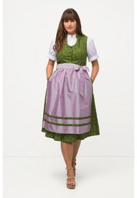 Groene dirndl met bloemenpatroon, een aansluitende lijfje, witte blouse en een lichtpaarse rok met een gestrikte tailleband en accentlijnen.