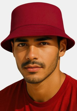 Rode emmerhoed van gladde stof met een brede rand en geribbelde textuur, gedragen met een bijpassend rood shirt.