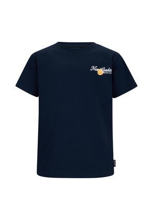 Marineblauw T-shirt met korte mouwen, witte tekst "New Leader Retor Jeans" en een kleine oranje afbeelding op de linkerborst.