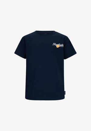 Marineblauw T-shirt met korte mouwen, witte tekst "New Leader Retor Jeans" en een kleine oranje afbeelding op de linkerborst.