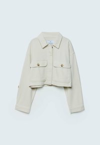 Avklippt beige denimjacka med krage, två framfickor med knappstängning och långa ärmar. Slät textur.