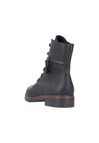 Bottines en cuir noir avec une finition texturée, lacets à l'avant, fermeture éclair sur le côté et semelle contrastante cousue en brun.
