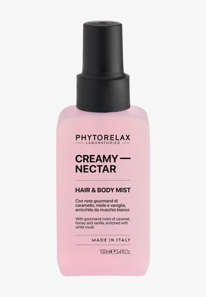Rosa mattierte Flasche mit schwarzem Sprayverschluss, beschriftet mit Phytorelax Creamy Nectar Haar- und Körperspray, Karamell-, Honig- und Vanilleduft, 100 ml, hergestellt in Italien.