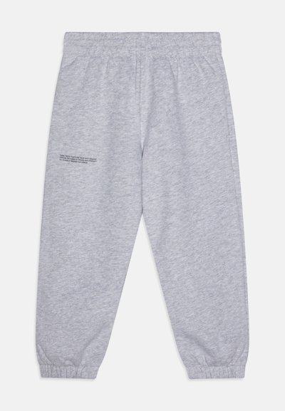 Calças de moletão cinzas feitas de algodão orgânico. Cintura e punhos elásticos. Texto impresso na coxa esquerda em preto. Textura suave e escovada.