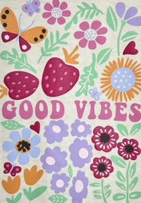 Diseño de tela colorido que presenta fresas, flores, una mariposa y el texto "BUENAS VIBRAS" en negrita rosa. Varias formas florales y hojas.
