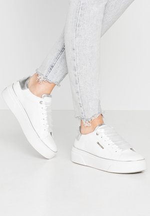 Trainers - weiß/silber
