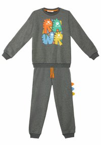 Grauer Fleece-Trainingsanzug mit einem bunten Monster-Graphic auf dem Sweatshirt. Die Hose hat einen orangefarbenen Kordelzug und bunte Akzente an der Seite.