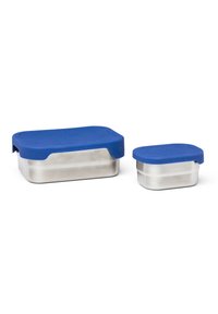 Contenitori per alimenti in acciaio inossidabile con coperchi in silicone blu, uno rettangolare più grande e uno ovale più piccolo, caratterizzati da motivi testurizzati.