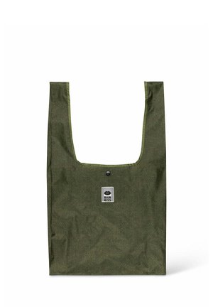 Inklapbare herbruikbare boodschappentas in donkergroen met een subtiel visgraatpatroon en een kleine "Rain Kiss" logo patch aan de voorkant.
