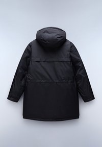 Svart isolerad parkas med huva, som har en slät, glänsande textur, långa ärmar och rak passform, med synliga sömdetaljer.