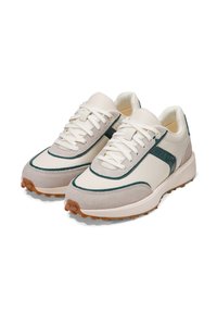 Sneaker mit einem Obermaterial aus cremefarbenem Leder, grauen Wildledereinsätzen, grüner Naht und einer strukturierten Gummisohle mit Traktion.