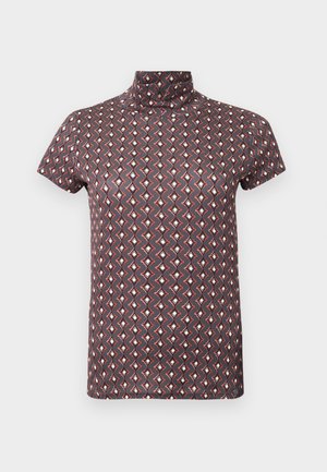 Top a manica corta con collo alto di colore viola scuro, con motivo geometrico in rosso e crema. Tessuto leggero dalla texture liscia.