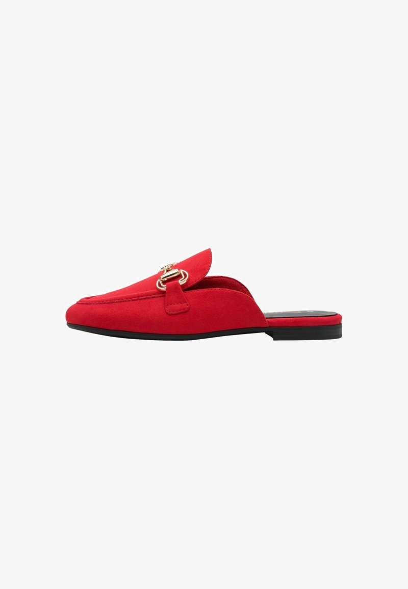 Chaussure à enfiler en daim rouge avec un bout arrondi, ornée d'un détail mors en métal doré et d'un petit talon noir. Texture lisse et design minimaliste.