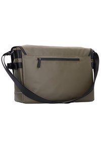 Borsa a tracolla verde oliva realizzata in materiale resistente all'acqua, dotata di tasca con zip, tracolla regolabile e dettagli neri sui lati.