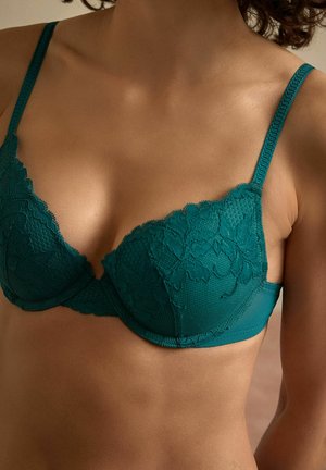 Sutien din dantelă teal cu umplutură ușoară, având detalii din plasă, bretele ajustabile și margine din dantelă zimțată pentru un plus de textură.