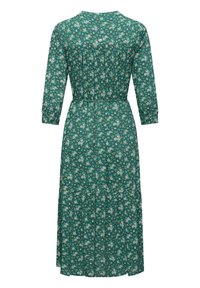 Zelené květinové šaty s třičtvrtečními rukávy, zaobleným výstřihem, nařaseným pasem a splývavou sukní, zdobené bílými a oranžovými květy.