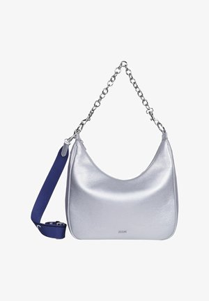 Silberne Leder-Hobo-Tasche mit glatter Textur, geschwungener Form und einem silbernen Kettenriemen. Enthält einen blauen Stoff-Schulterriemen.
