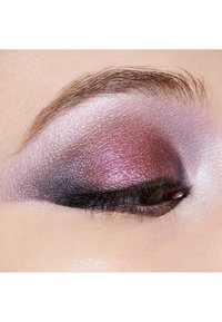 Close-up van een oog met multi-kleurige oogschaduw, met tinten paars, zilver en zwart, met een glanzende textuur en gedefinieerde eyeliner.