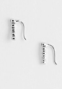 Orecchini in argento con gancio curvato, caratterizzati da una serie di piccole perle tonde lungo la barra verticale. Texture liscia e design minimalista.