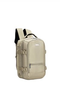 Hnědý batoh vyrobený z odolné tkaniny, se zpevněnými popruhy na ramena, horním uchem, zipovými přihrádkami a nastavitelnými bočními popruhy.