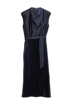 Bezręczna sukienka z granatowego satyny z drapowanym dekoltem, paskiem z tasiemki i plisowaną spódnicą sięgającą do połowy łydki.